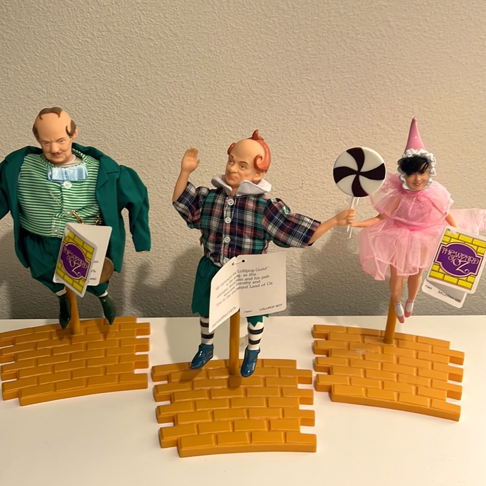 NWT Wizard of Oz dolls with stand.